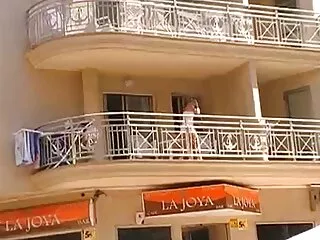 Parece que la orgía es un hombre videosporno latino fuerte.